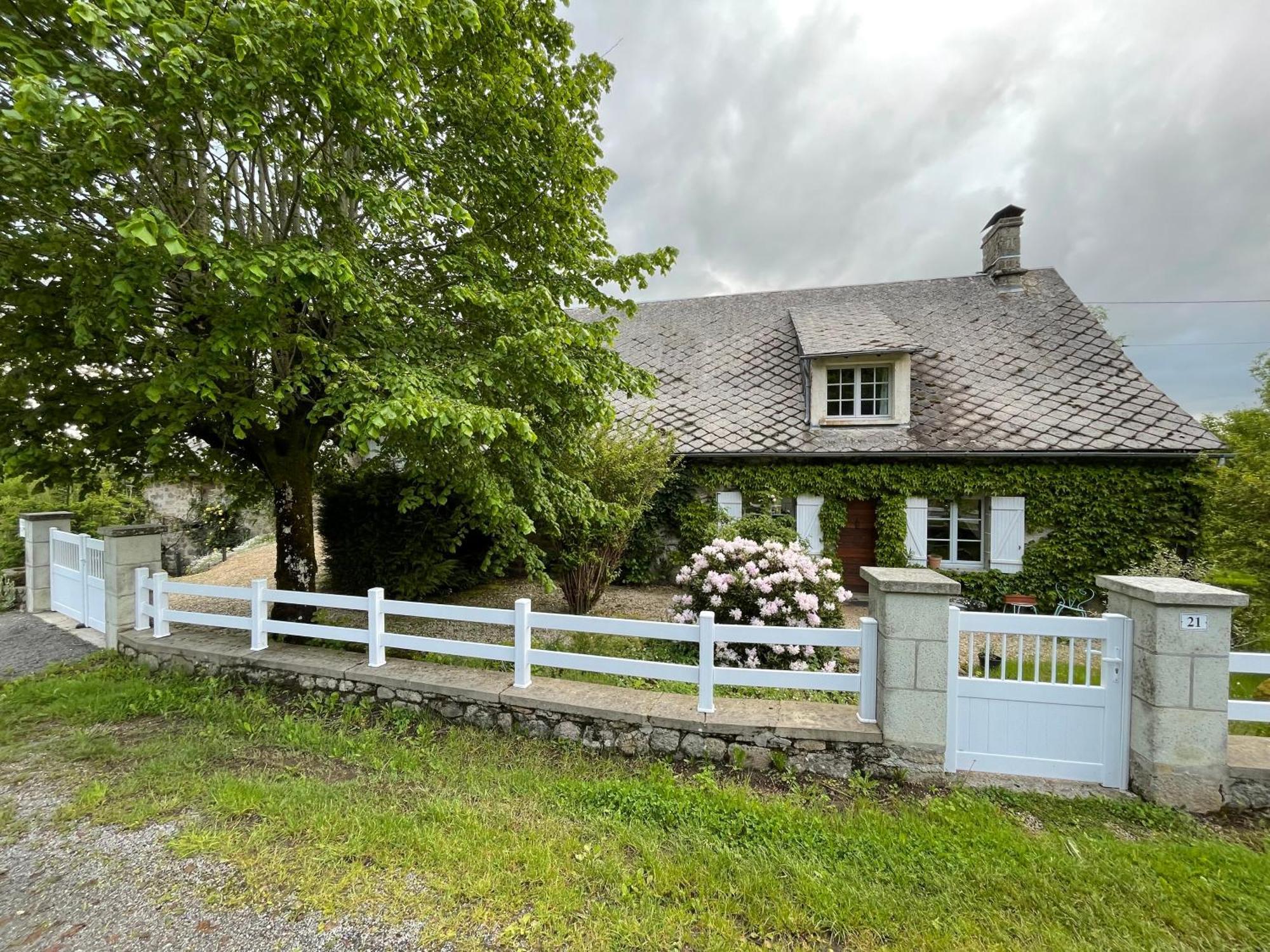 Une Pause En Correze Sarroux Ngoại thất bức ảnh